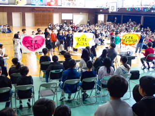 卒業おめでとう集会を開きます。