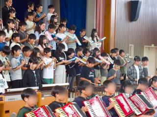 校内音楽会を開きます。